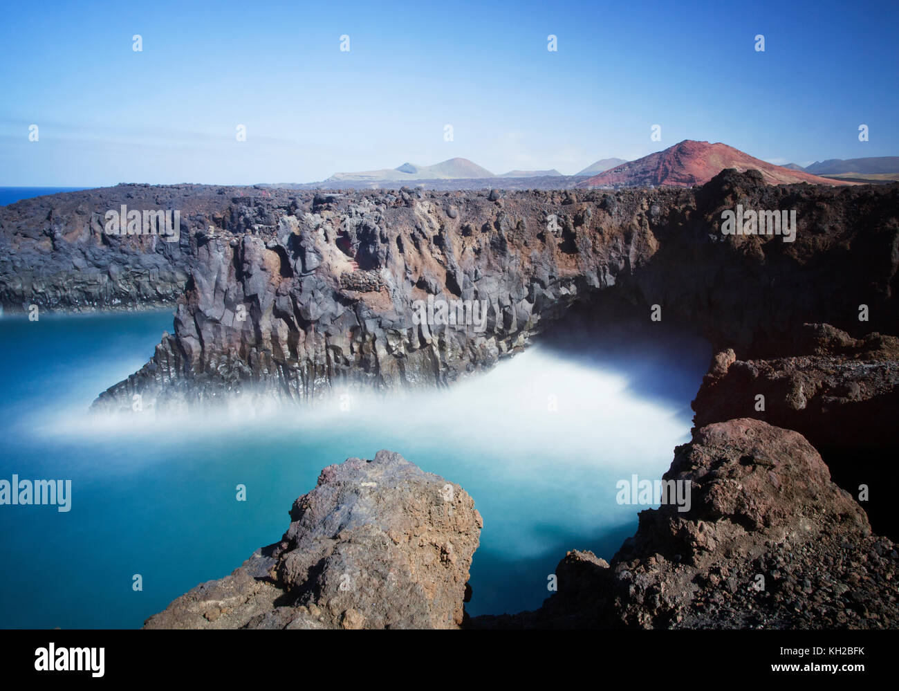 Tempo di esposizione lungo del mare, le scogliere e le grotte a Los Hervideros, Lanzarote, Isole Canarie, Spagna Foto Stock