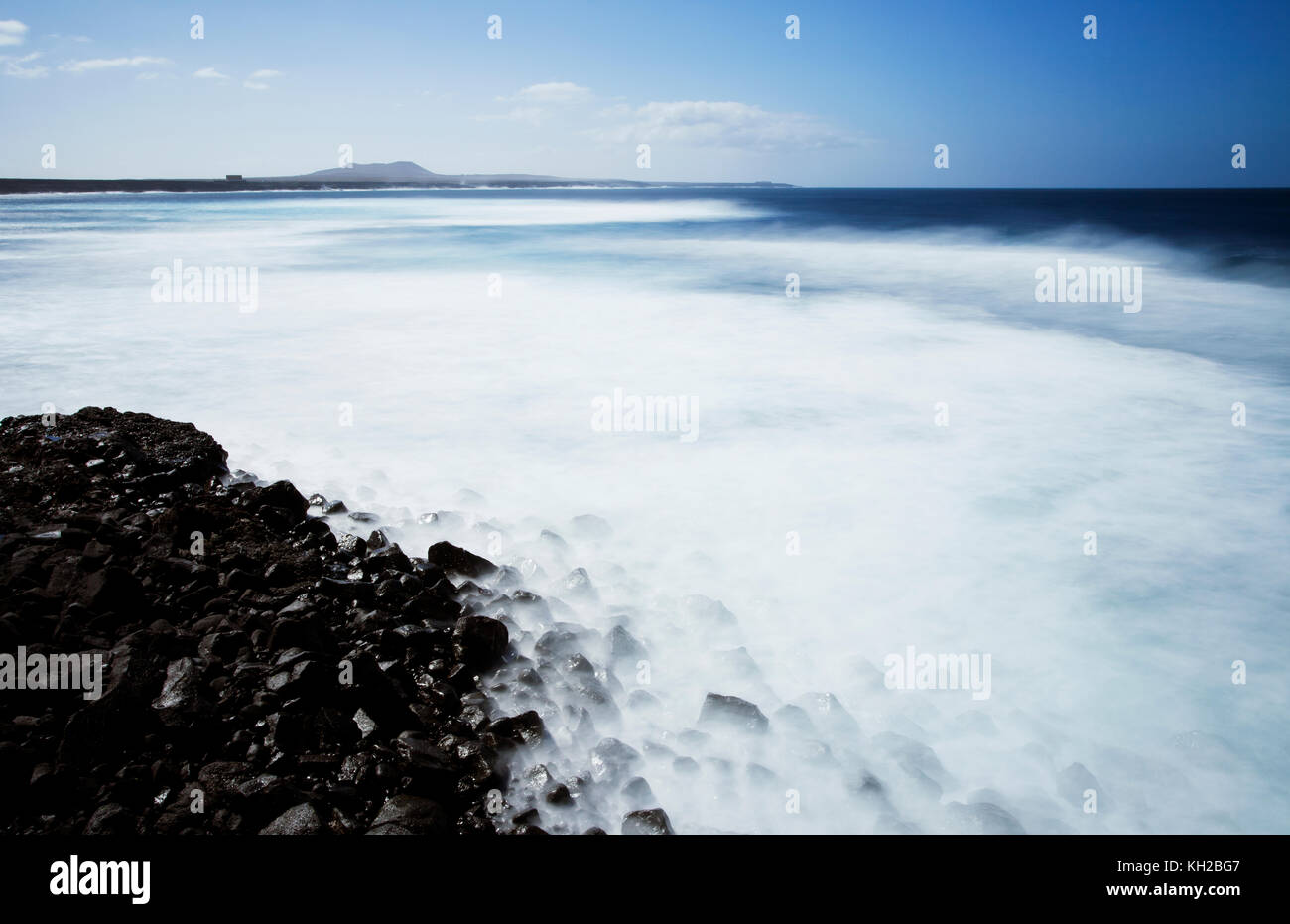 Tempo di esposizione lungo del mare e rocce laviche in corrispondenza di una posizione vicino a Los Hervideros, Lanzarote, Isole Canarie, Spagna Foto Stock