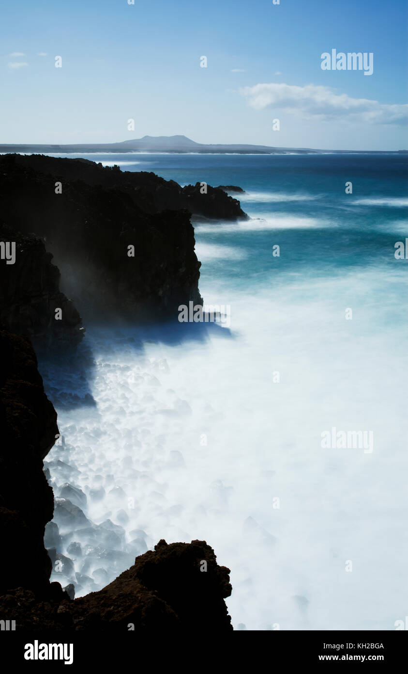 Tempo di esposizione lungo del mare e rocce/scogliere in corrispondenza di una posizione vicino a Los Hervideros, Lanzarote, Isole Canarie, Spagna Foto Stock