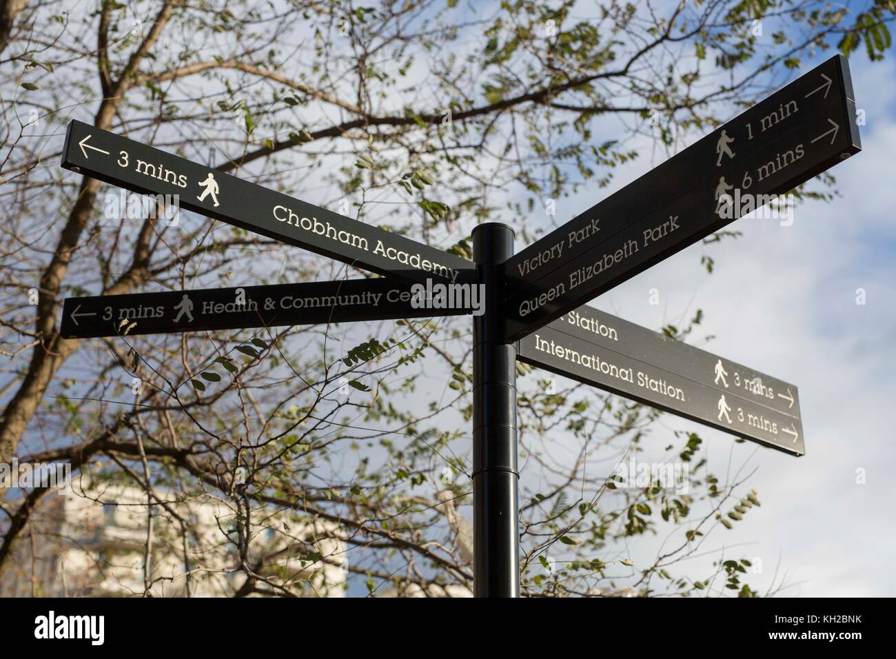 Strada segno nell'East Village di Stratford, Londra. Foto Stock