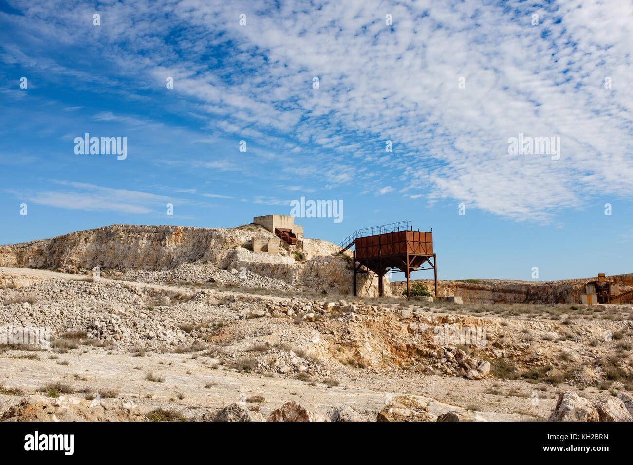 Ex cava di pietra con frantoio abbandonato e macchine trasportatrici. regione Puglia, Italia. Foto Stock