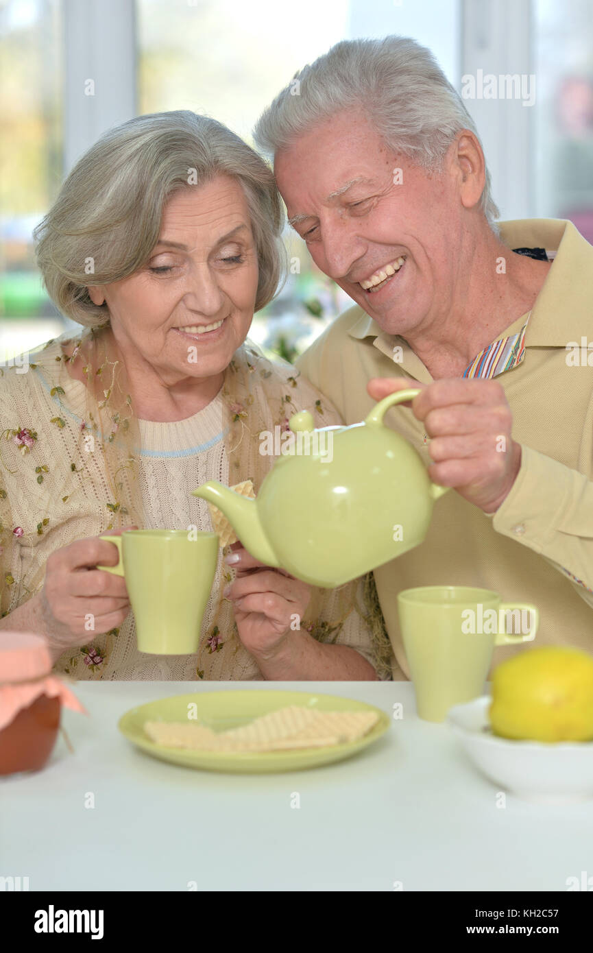 Coppia senior bere il tè con biscotti Foto Stock