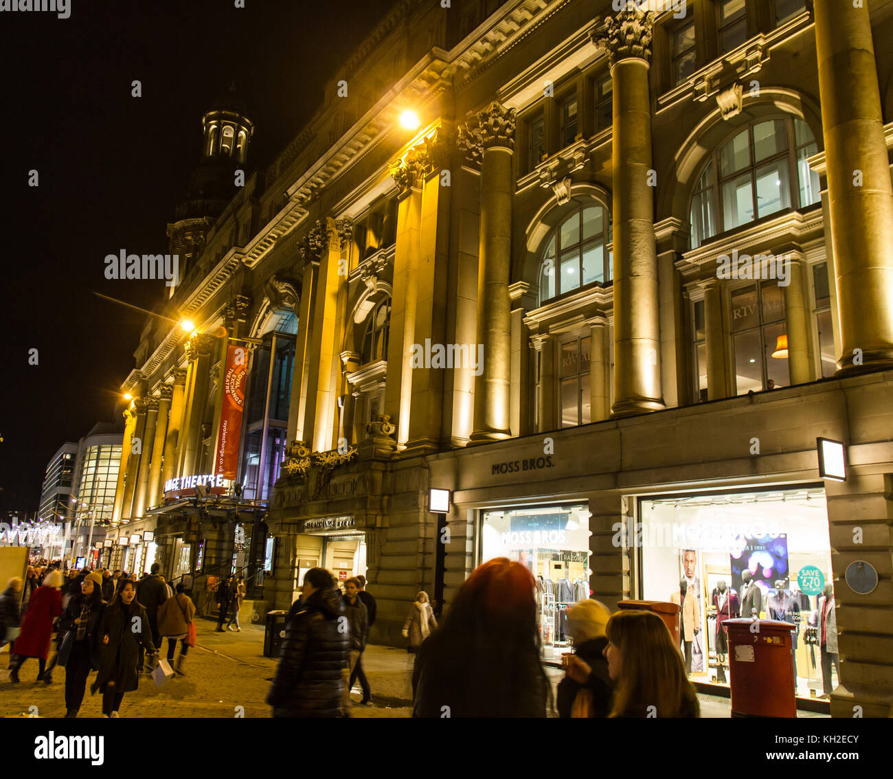 Manchester Royal Exchange Theatre building illuminato di notte con negozi e gli acquirenti su st annes square, manchester, Regno Unito Foto Stock