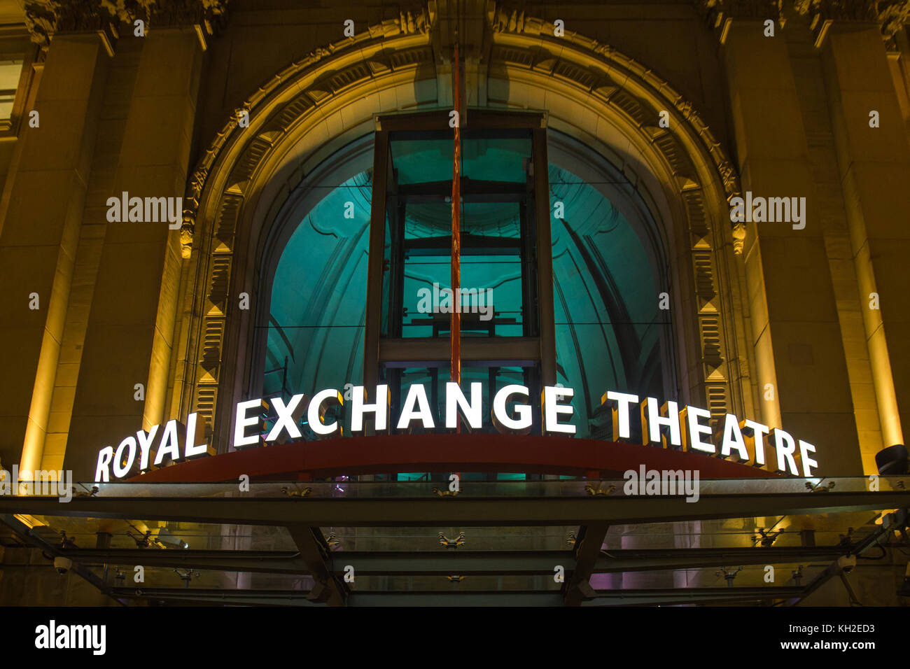 Manchester Royal Exchange Theatre edificio ingresso illuminata di notte su st annes square, Manchester, UK. Prendere il 11 nov 2017 Foto Stock