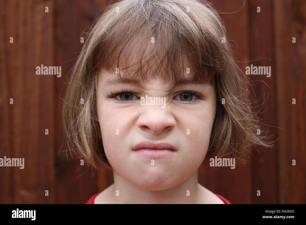Ritratto di un arrabbiato bambina Foto Stock