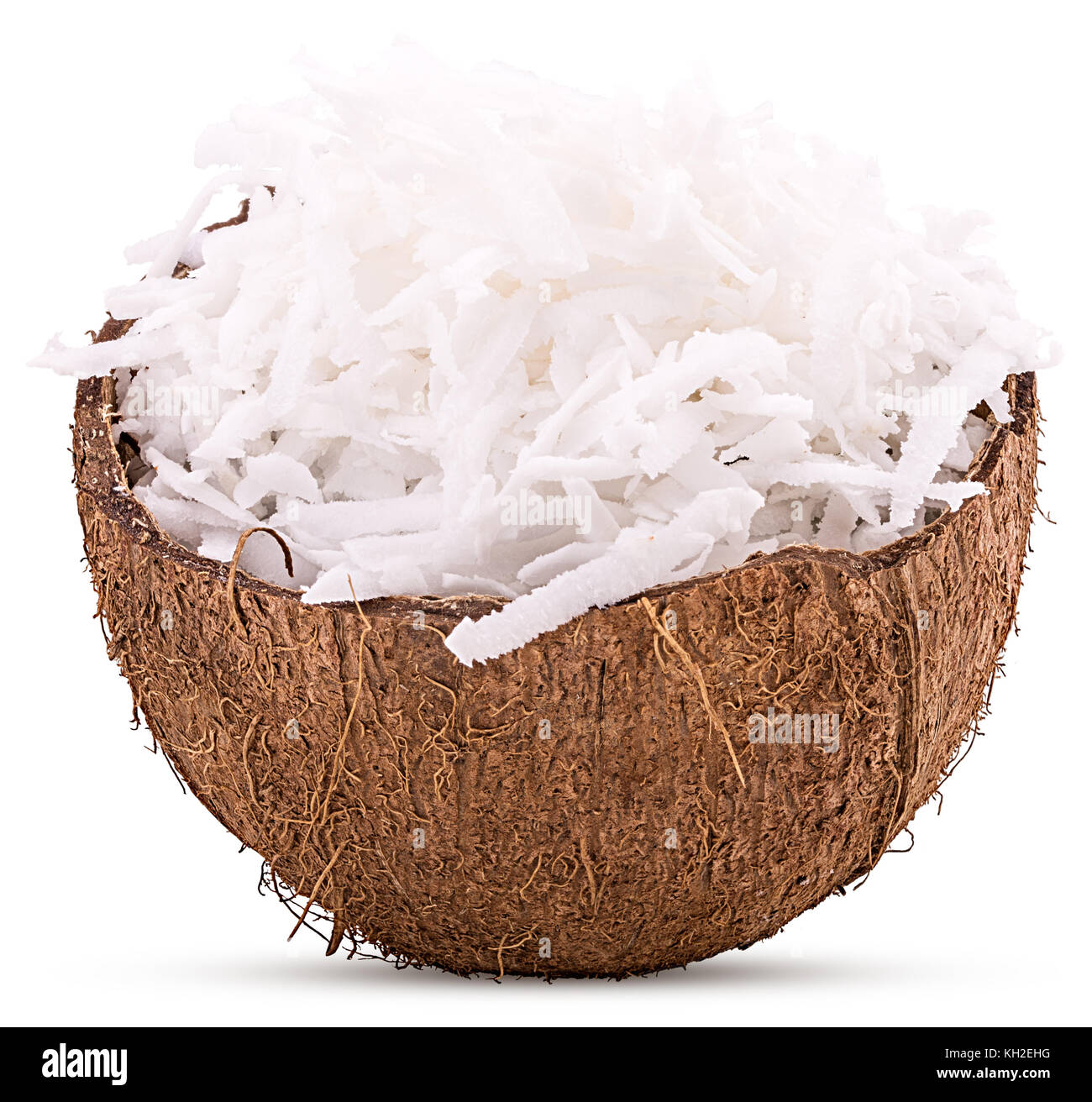 Appena grattugiato noce di cocco in guscio isolato su sfondo bianco. tracciato di ritaglio Foto Stock