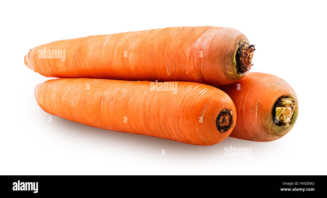 Cumulo di fresche e pulite le carote isolati su sfondo bianco. percorso di clipping. Foto Stock
