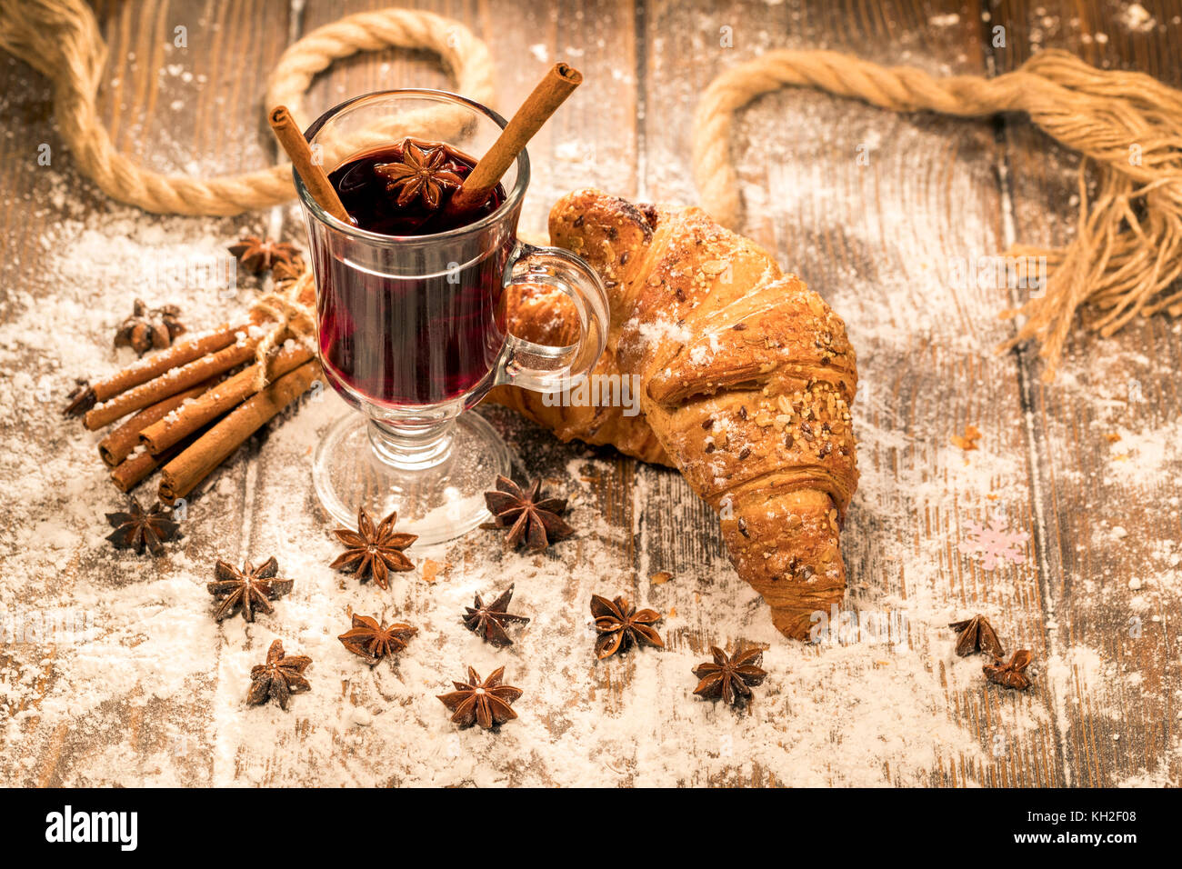 Inverno bere. Vin brulé e croissant su una tabella Foto Stock