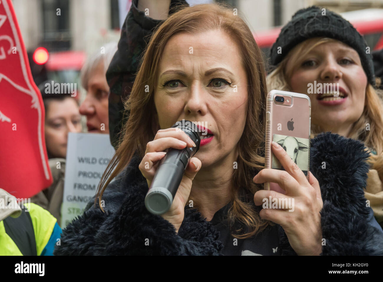 11 novembre 2017 - Londra, Regno Unito. 11 novembre 2017. Gli attivisti usano i megafoni alla protesta fuori dal nuovo negozio di punta Regent St London di Canada Goose, che secondo gli attivisti ha crudeltà nei confronti degli animali nascosti in ogni punto. Fa rifiniture di pelliccia usando coyote selvaggi intrappolati, che possono soffrire per giorni in trappole crudeli, affrontando perdita di sangue, disidratazione, congelamento, gangrena e attacchi da parte di predatori, alcuni cercano persino di masticare i propri arti intrappolati per fuggire prima che un trapper torni a strangolarli, timbrarli o picchiarli a morte. E le anatre e le oche hanno la gola tagliata e vengono gettate dentro Foto Stock