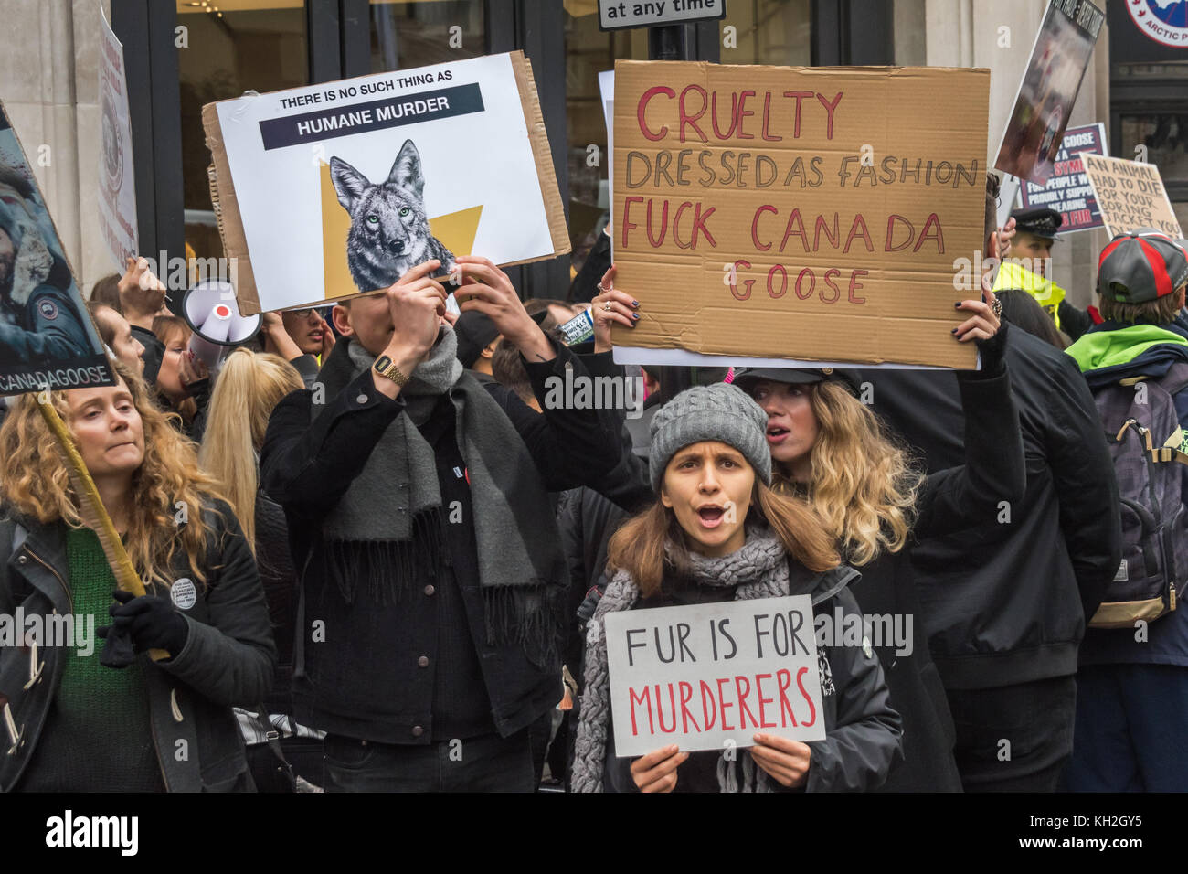 11 novembre 2017 - Londra, Regno Unito. 11 novembre 2017. Gli attivisti usano i megafoni alla protesta fuori dal nuovo negozio di punta Regent St London di Canada Goose, che secondo gli attivisti ha crudeltà nei confronti degli animali nascosti in ogni punto. Fa rifiniture di pelliccia usando coyote selvaggi intrappolati, che possono soffrire per giorni in trappole crudeli, affrontando perdita di sangue, disidratazione, congelamento, gangrena e attacchi da parte di predatori, alcuni cercano persino di masticare i propri arti intrappolati per fuggire prima che un trapper torni a strangolarli, timbrarli o picchiarli a morte. E le anatre e le oche hanno la gola tagliata e vengono gettate dentro Foto Stock