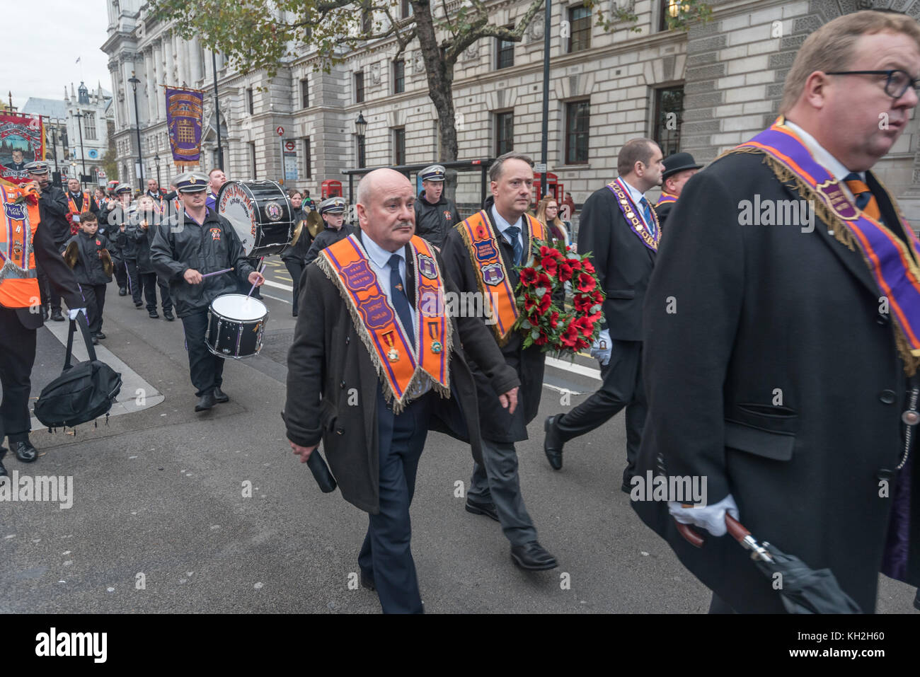 Londra, Regno Unito. 11 novembre 2017. Londra Città distretto n. 63 e le case del Parlamento Lodge marzo lungo Whitehall con visita di lealisti sul loro annuale Giorno del Ricordo parata nel centro di Londra. Dopo alti membri deporre una corona a Westminster Abbey sulla tomba di Re Guglielmo III i dimostranti venuti per il cenotafio di porre ghirlande. Credito: Peter Marshall / Alamy Live News Foto Stock