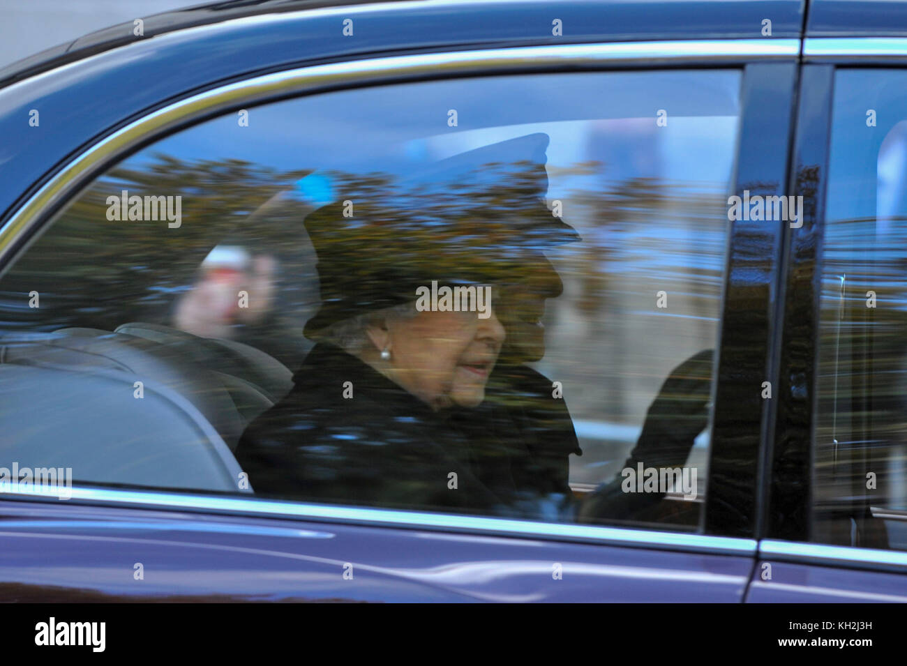 Londra, Regno Unito. Il 12 novembre 2017. La regina sul suo modo torna a Buckingham Palace. Grandi folle si radunano attorno a Piazza del Parlamento e Whitehall sul ricordo domenica dove i membri della famiglia reale, dignatories e veterani ha dato omaggio alle vittime della guerra presso il Cenotafio. Credito: Stephen Chung / Alamy Live News Foto Stock