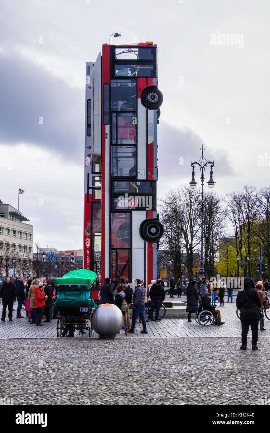 Berlino, Mitte. 12 Novembre, 2017. Illustrazione di installazione 'Monument' da artista German-Syrian Manaf Halbouni davanti alla Porta di Brandeburgo. Tre autobus sconvolto formano una barricata difensiva come le barriere erette di Aleppo Siria per proteggere le persone dai cecchini. La copertina è parte del terzo evento Herbstsalon dalla Maxim Gorki theater. Credito: Eden Breitz/Alamy Live News Foto Stock