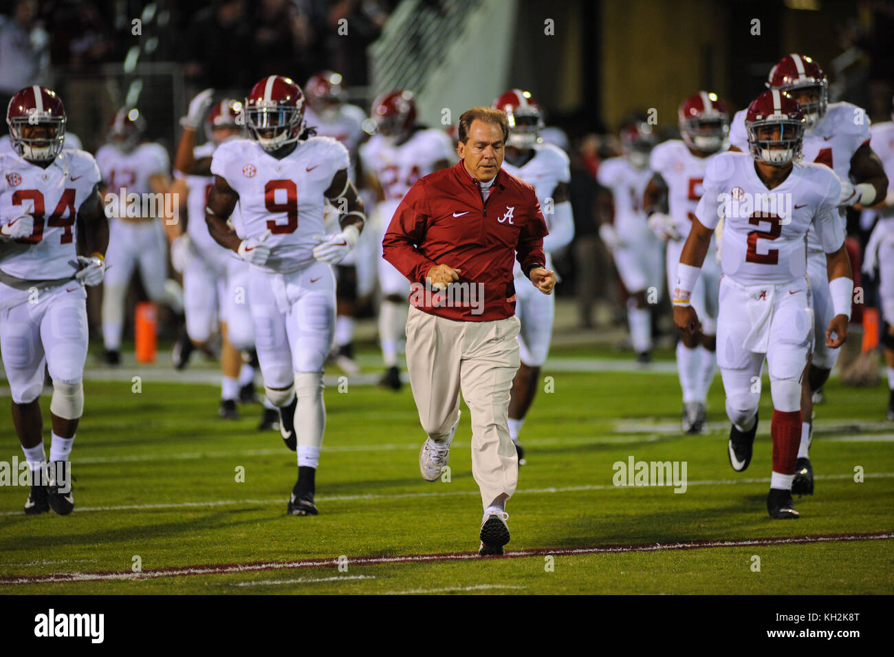 Novembre 11, 2017; Starkville, MS, USA; Alabama Crimson Tide capo allenatore Nick SABAN, porta il suo team sul campo nella NCAA D1 del gioco del calcio contro MSU. Alabama sconfitto 31-24 MSU. Kevin Langley/CSM Kevin Langley/CSM Foto Stock