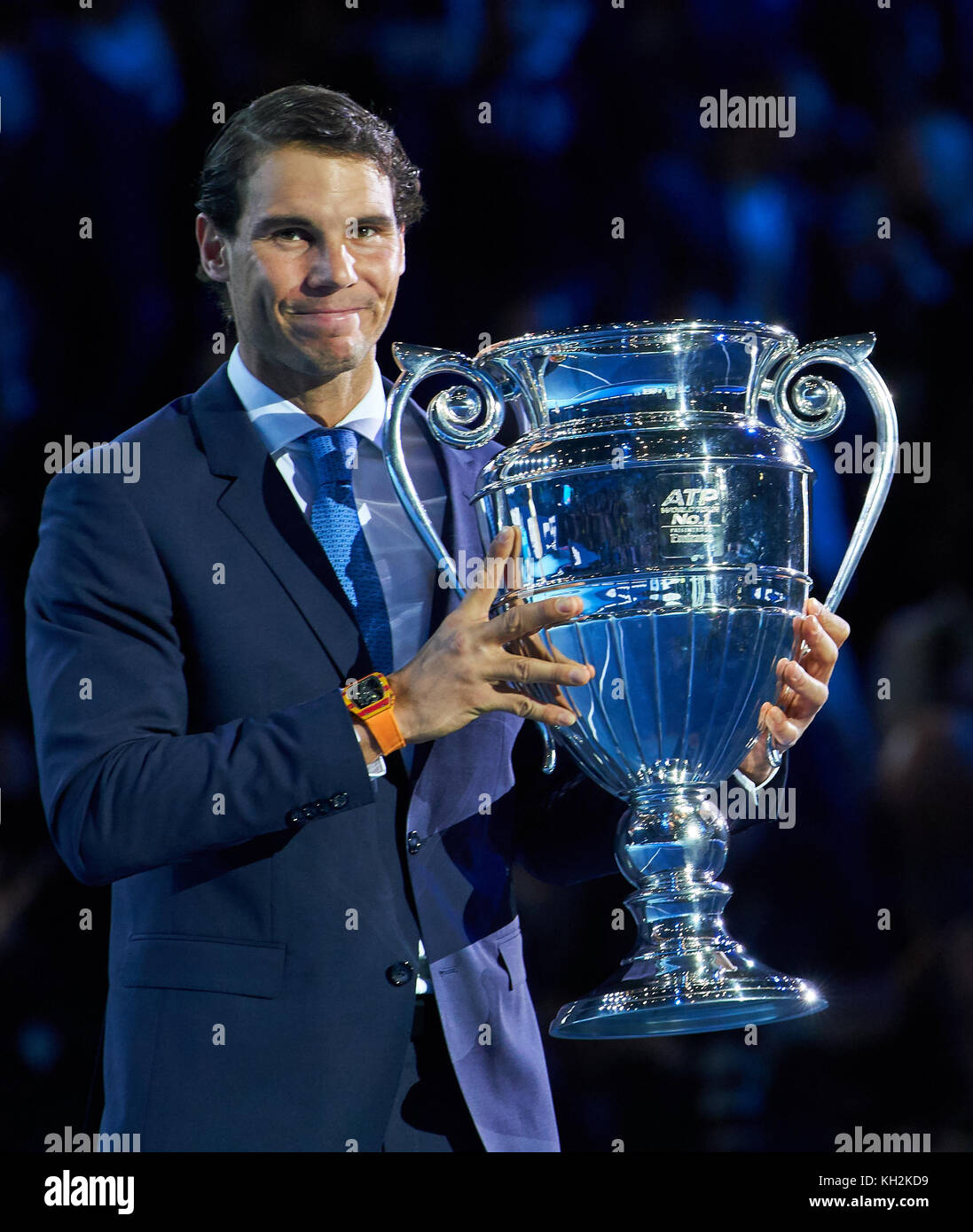 Tennis atp, Londra, 13 novembre 2017 Raphael Nadal, esp vince il trofeo di ATP per il miglior giocatore 2017 chi finisce la stagione come numero 1 al mondo a nitto atp finals tennis uomini in millenium arena O2 Arena di Londra, Regno Unito, 13 novembre 2017, stagione 2017/2018 © Peter schatz / alamy live news Foto Stock