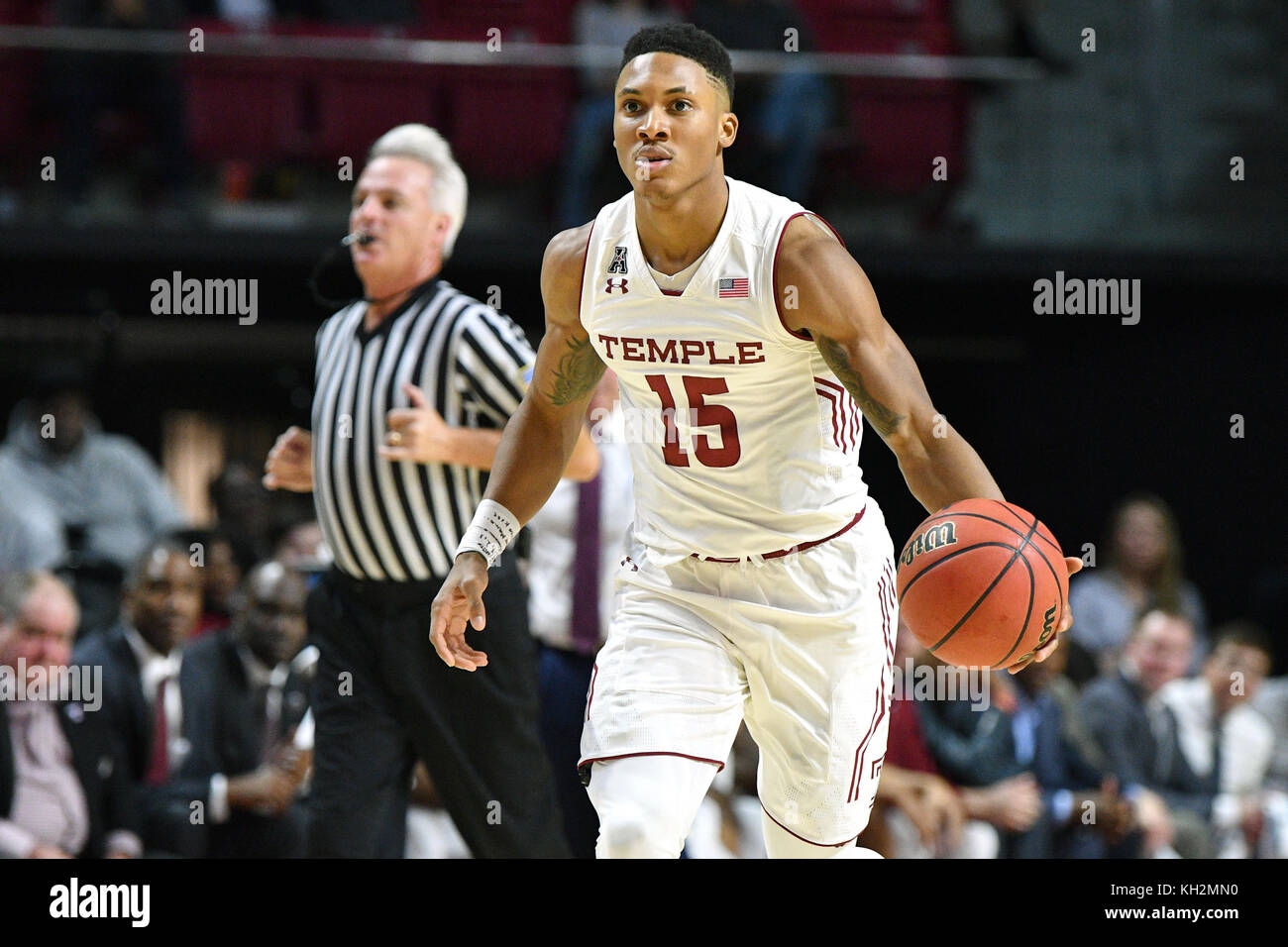 Philadelphia, Pennsylvania, USA. 9 Nov, 2017. Tempio di gufi guard nate Pierre-louis (15) porta la palla in alto durante la mostra di preseason basketball gioco che viene giocato al Liacouras Center di Philadelphia. Proventi da gioco beneficio hurricane relief sforzi. Tempio beat Jefferson 70-60 Credito: Ken Inness/ZUMA filo/Alamy Live News Foto Stock