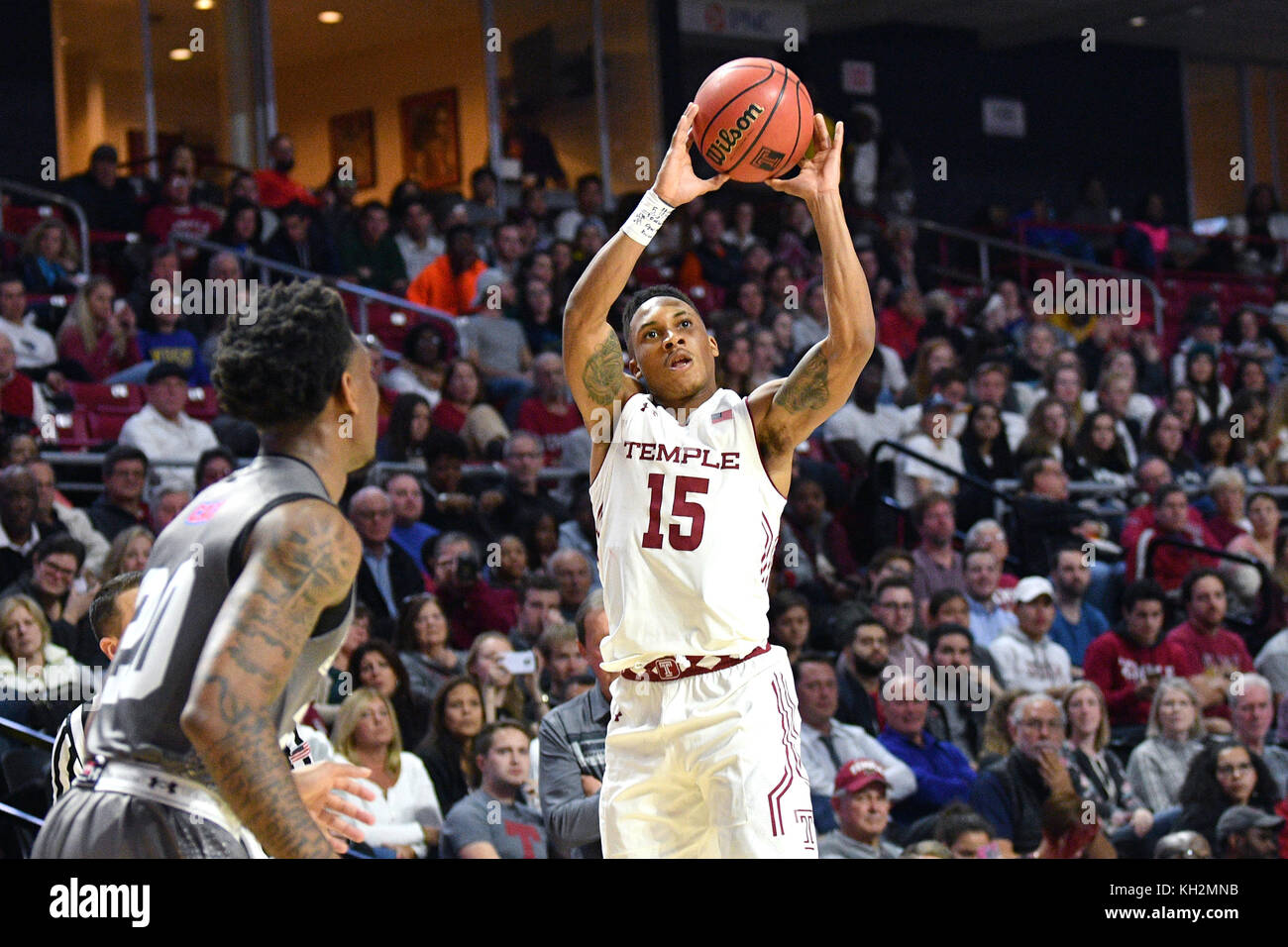 Philadelphia, Pennsylvania, USA. 9 Nov, 2017. Tempio di gufi guard nate Pierre-louis (15) spara un ponticello durante la mostra di preseason basketball gioco che viene giocato al Liacouras Center di Philadelphia. Proventi da gioco beneficio hurricane relief sforzi. Tempio beat Jefferson 70-60 Credito: Ken Inness/ZUMA filo/Alamy Live News Foto Stock