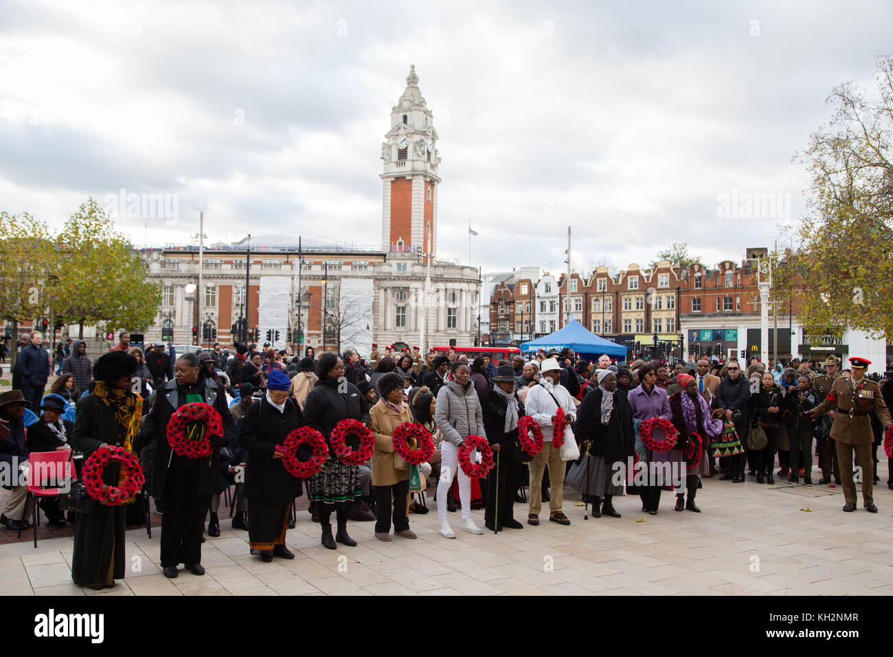 Londra, Regno Unito. Xii Nov, 2017. La gente durante la cerimonia inaugurale dei Giorno del Ricordo eroi parata in Windrush Square. Credito: Thabo Jaiyesimi/Alamy Live News Foto Stock