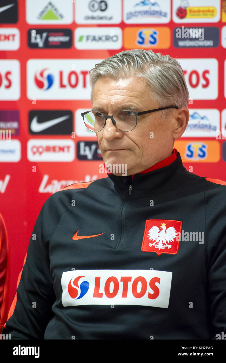 Gdansk, Polonia. Xii Nov, 2017. Adam Nawalka, manager della Polonia nazionale di calcio, durante un corso di formazione di Polish National Soccer team su Stadion Energa Danzica prima di domani amichevole contro il Messico nazionale di calcio in Gdansk, Polonia. 12 Novembre 2017: Credito Wojciech Strozyk/Alamy Live News Foto Stock