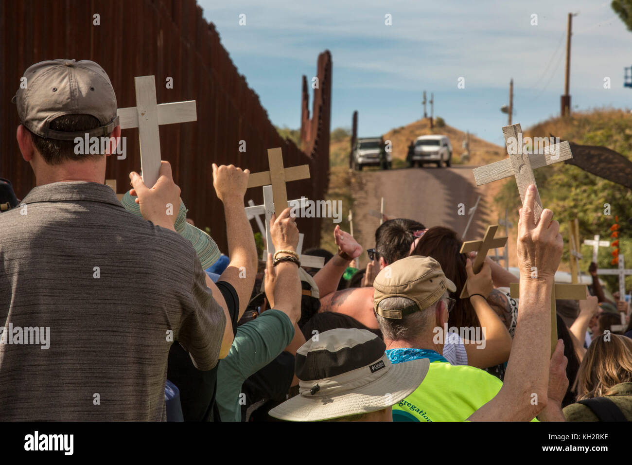 Nogales, Arizona USA - 12 novembre 2017 - Un raduno che si tiene su entrambi i lati del confine tra Stati Uniti e Messico ricorda i migranti che sono morti cercando di attraversare il confine. Gli agenti della pattuglia di confine degli Stati Uniti guardano dalla cima della collina. Il raduno è stato organizzato dalla School of the Americas Watch, un gruppo di attivisti religiosi e della comunità. Crediti: Jim West/Alamy Live News Foto Stock