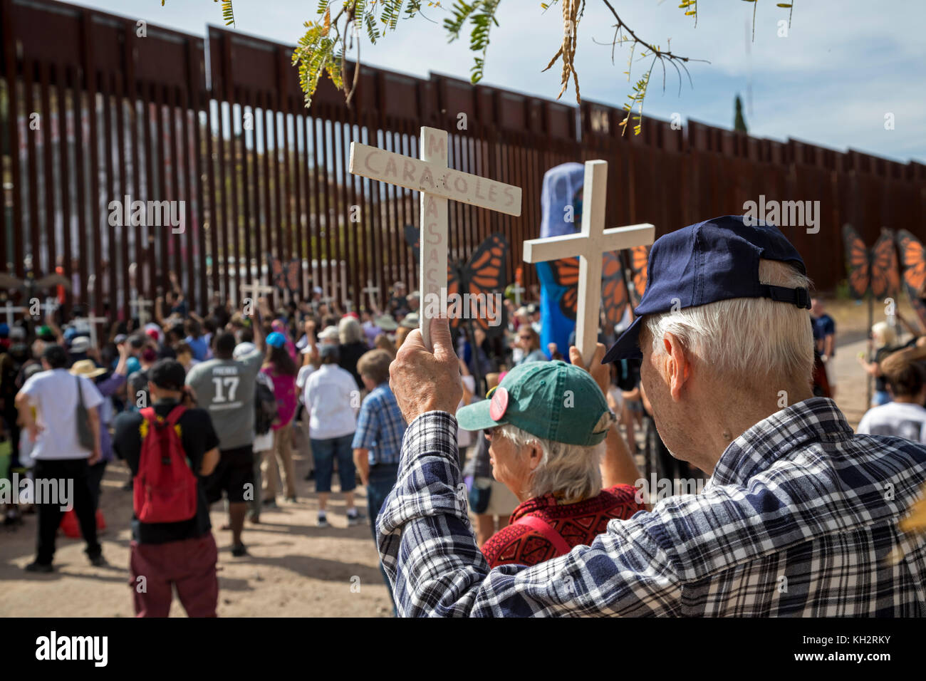 Nogales, Arizona USA - 12 novembre 2017 - Un raduno che si tiene su entrambi i lati del confine tra Stati Uniti e Messico ricorda i migranti che sono morti cercando di attraversare il confine. Il raduno è stato organizzato dalla School of the Americas Watch, un gruppo di attivisti religiosi e della comunità. Crediti: Jim West/Alamy Live News Foto Stock