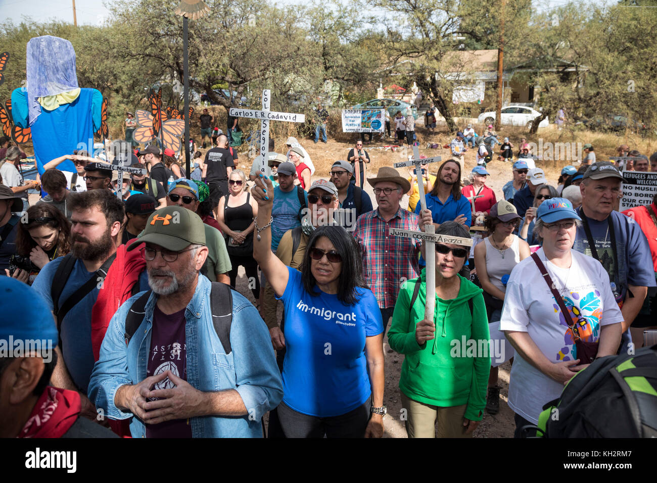 Nogales, Arizona USA - 12 novembre 2017 - Un raduno che si tiene su entrambi i lati del confine tra Stati Uniti e Messico ricorda i migranti che sono morti cercando di attraversare il confine. Il raduno è stato organizzato dalla School of the Americas Watch, un gruppo di attivisti religiosi e della comunità. Crediti: Jim West/Alamy Live News Foto Stock