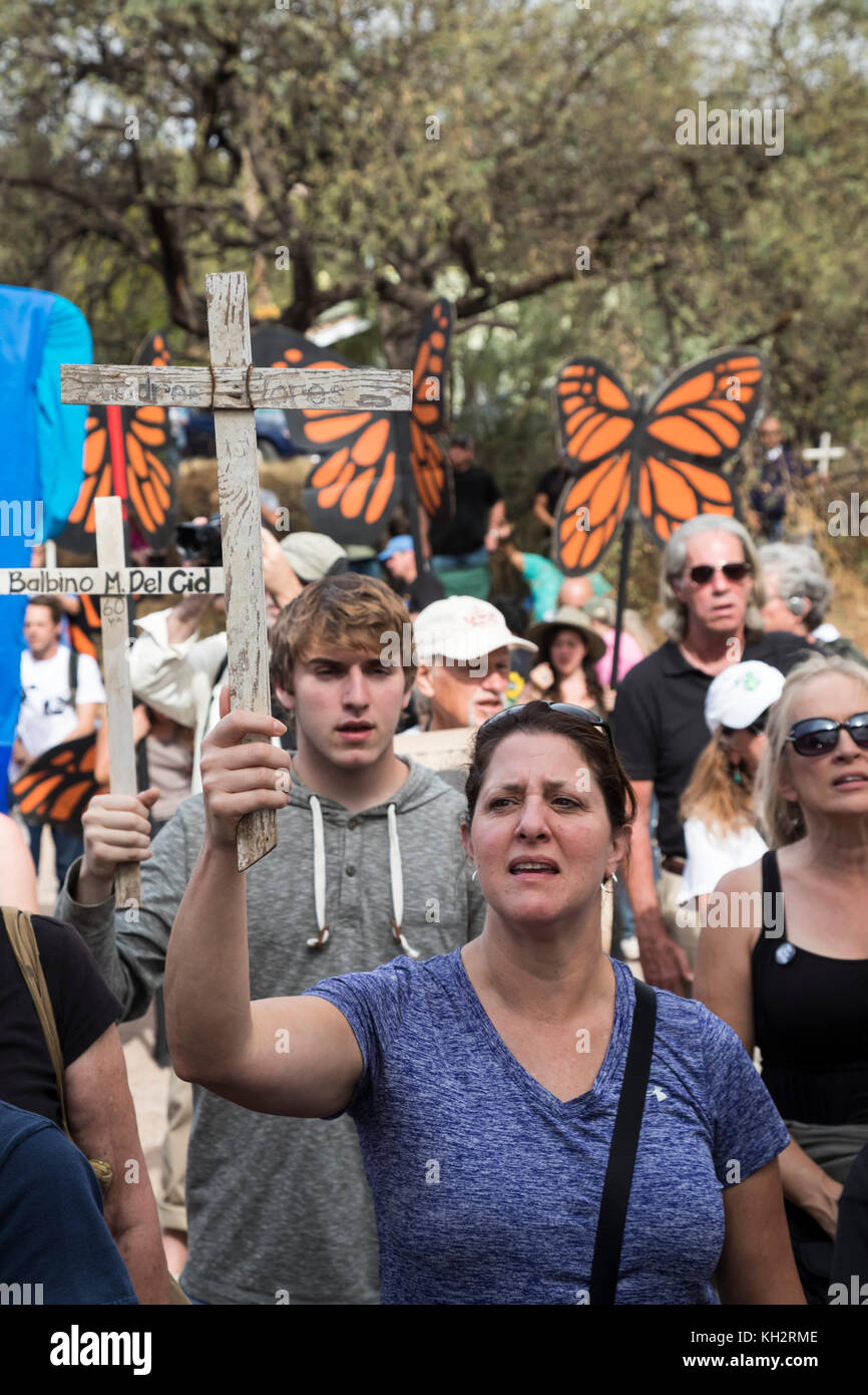 Nogales, Arizona USA - 12 novembre 2017 - Un raduno che si tiene su entrambi i lati del confine tra Stati Uniti e Messico ricorda i migranti che sono morti cercando di attraversare il confine. Il raduno è stato organizzato dalla School of the Americas Watch, un gruppo di attivisti religiosi e della comunità. Crediti: Jim West/Alamy Live News Foto Stock