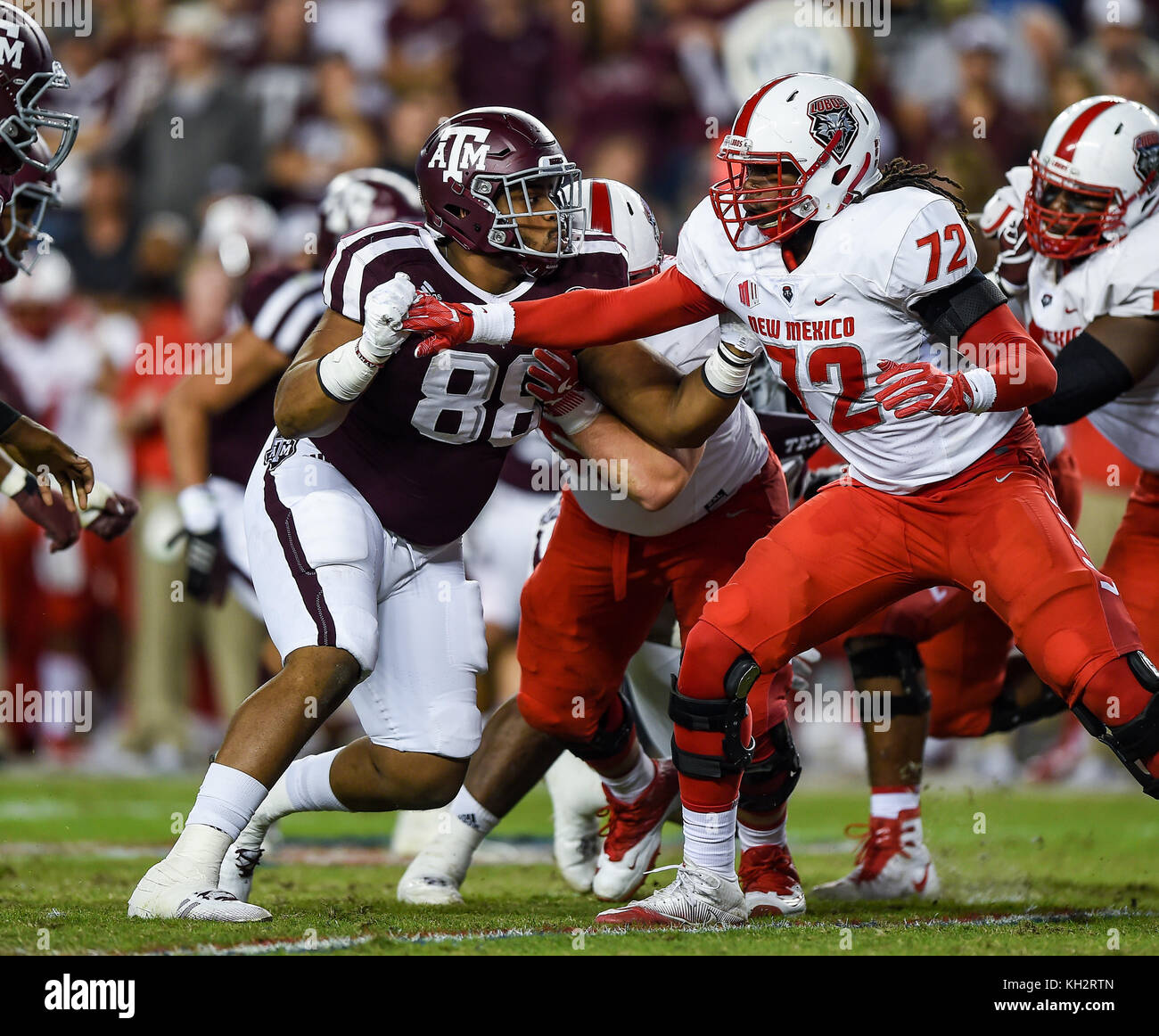 College Station, TX, Stati Uniti d'America. Xi Nov, 2017. Texas A&M Aggies defensive lineman Kingsley Keke (88) in azione contro New Mexico Lobos offensive lineman Avery Giordania (72) durante il NCAA Football gioco tra il New Mexico Lobos e Texas A&M Aggies a Kyle Campo in College Station, TX. Chris Brown/CSM/Alamy Live News Foto Stock