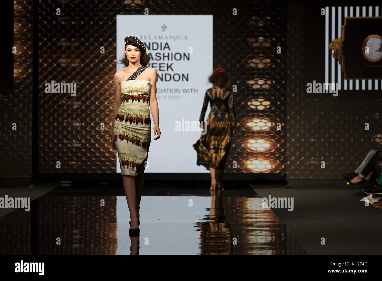 Londra, Regno Unito. Xii Nov, 2017. Modelli sulla passerella presentazione esistenti e imminenti Indian designer provenienti da tutto il mondo. Credito: Laura De Meo/Alamy Live News Foto Stock