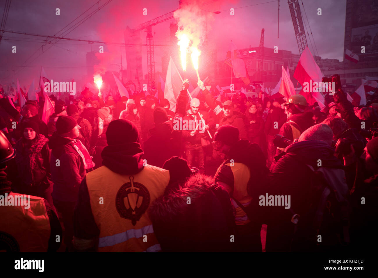 Varsavia, Varsavia, Polonia. Xi nov, 2017. razzi vengono sparati come migliaia si riuniscono per il nazionalista annuale marzo della Polonia del giorno di indipendenza.della Polonia Independence Day è una giornata annuale in occasione del primo anniversario del restauro della Polonia di sovranità dal tedesco celebrata il 11 novembre. Credito: sopa/zuma filo/alamy live news Foto Stock