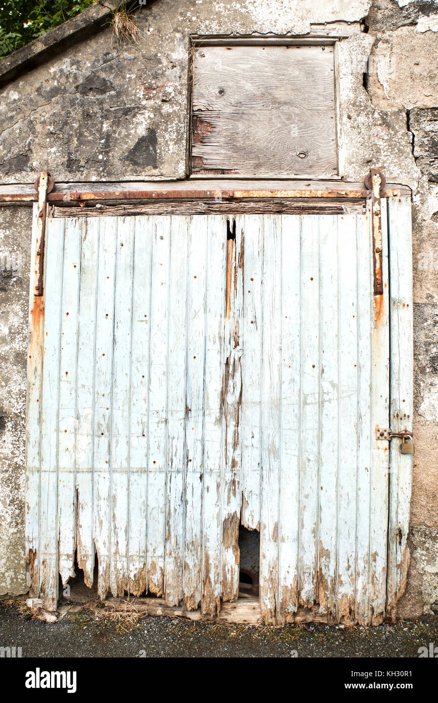 Casa in rovina con demolito e decomposta porta in legno con abbandonati e look rétro Foto Stock