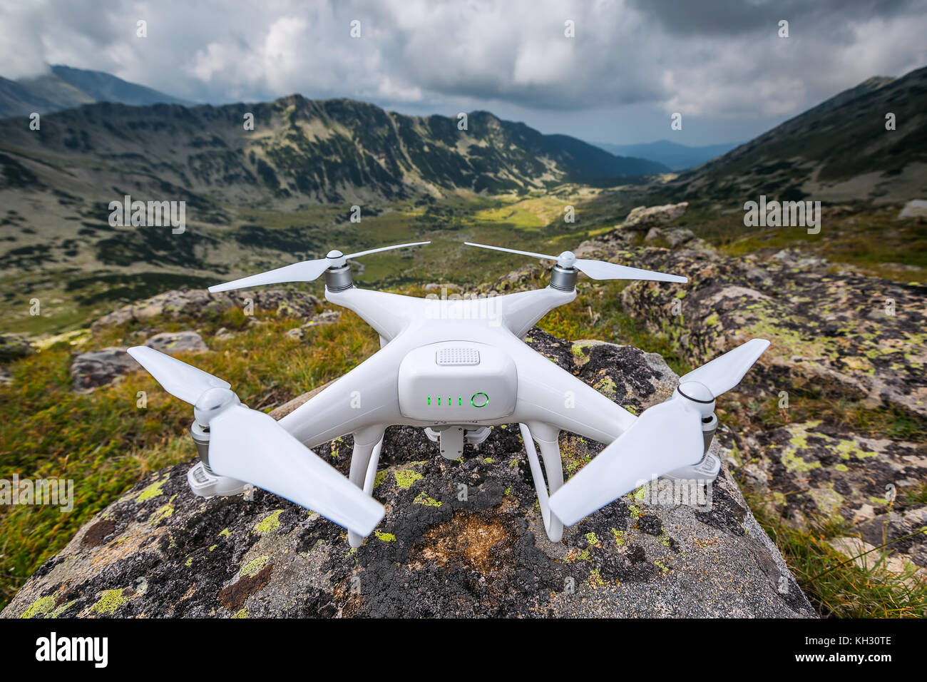 Varna, Bulgaria - agosto 6 ,2016: flying drone quadcopter dji phantom 4 visione ottimizzata del sistema di posizionamento Foto Stock