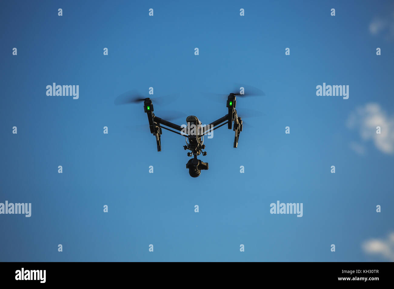 Varna, Bulgaria - 13 maggio 2016: Immagine di DJI Inspire 1 Pro drone UAV quadricottero che scatta video 4k e 16mp immagini fisse ed è controllato da filo Foto Stock