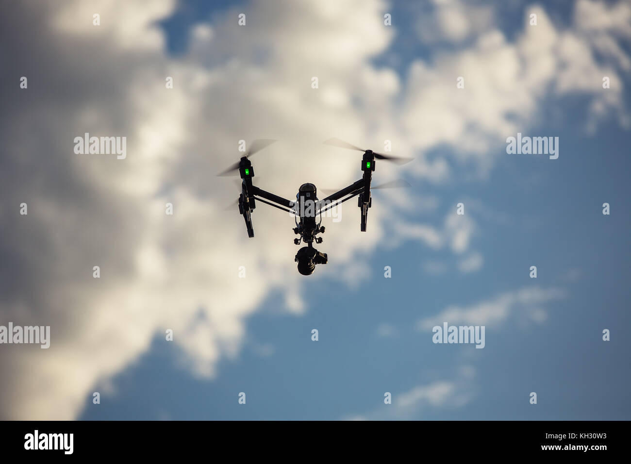 Varna, Bulgaria - 13 maggio 2016: Immagine di DJI Inspire 1 Pro drone UAV quadricottero che scatta video 4k e 16mp immagini fisse ed è controllato da filo Foto Stock