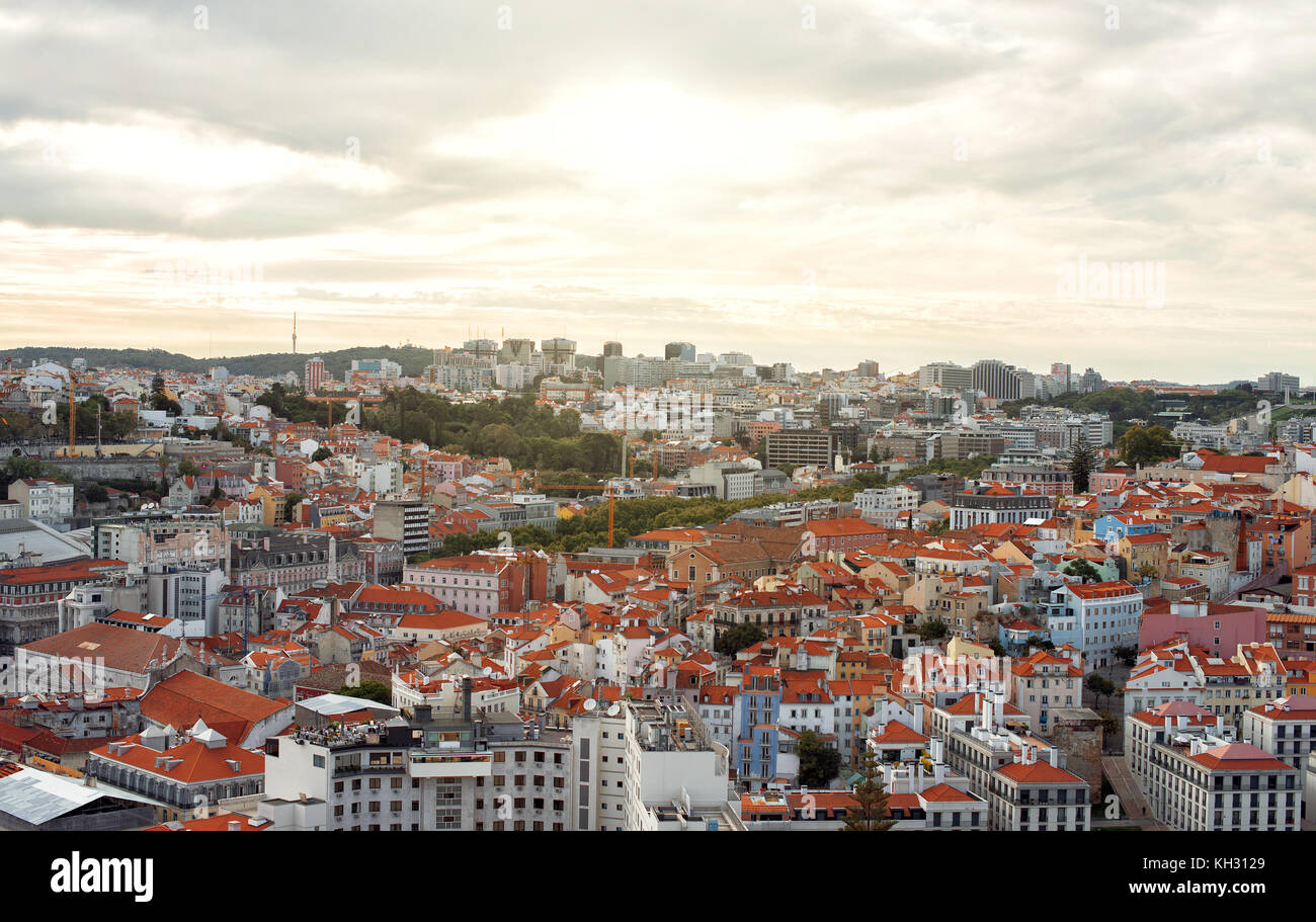 Vista della città vecchia e della città moderna di Lisbona al tramonto. Foto Stock