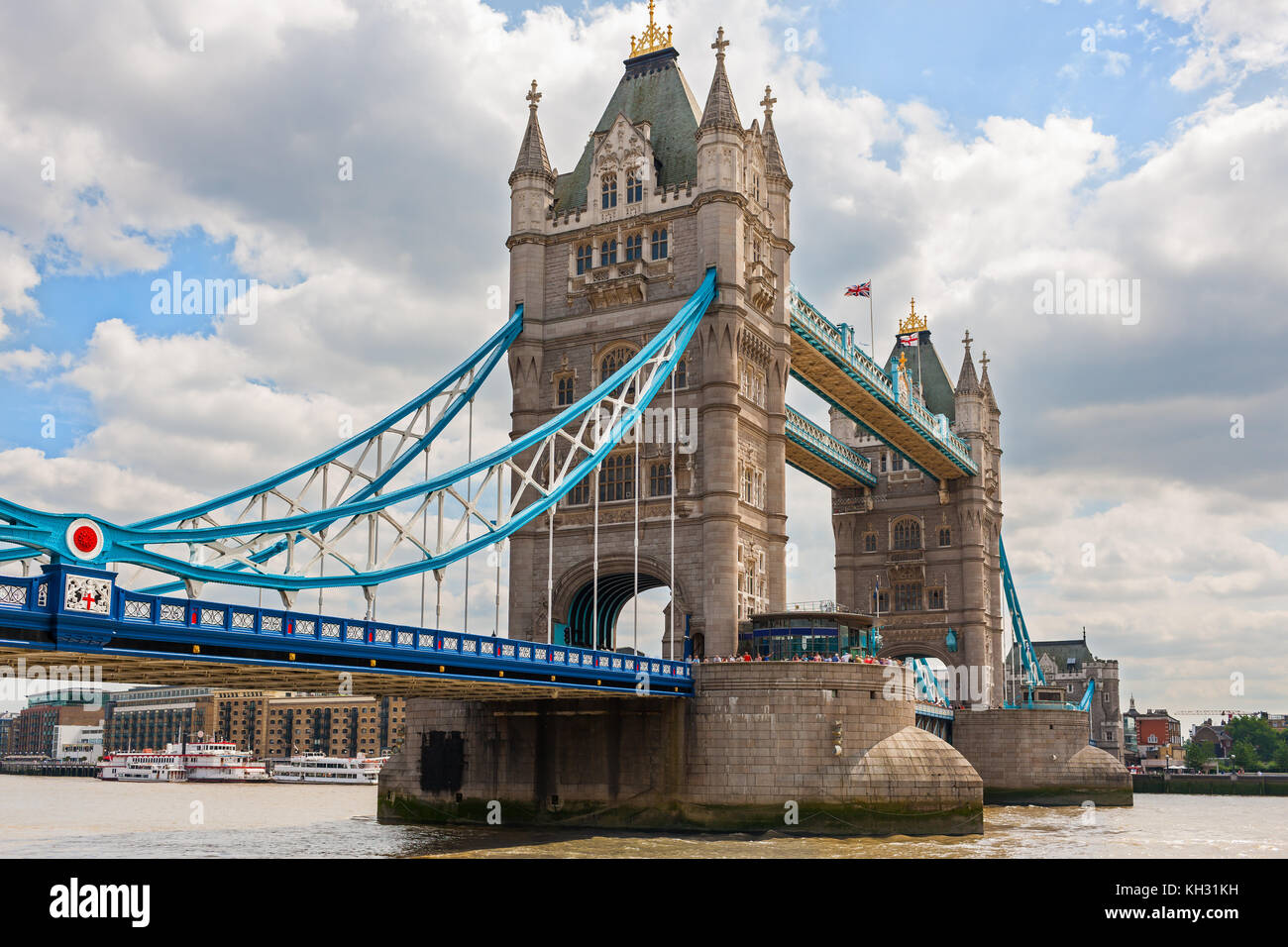 Il Tower Bridge sul fiume Tamigi Londra, Inghilterra, iconico ponte turrito Foto Stock