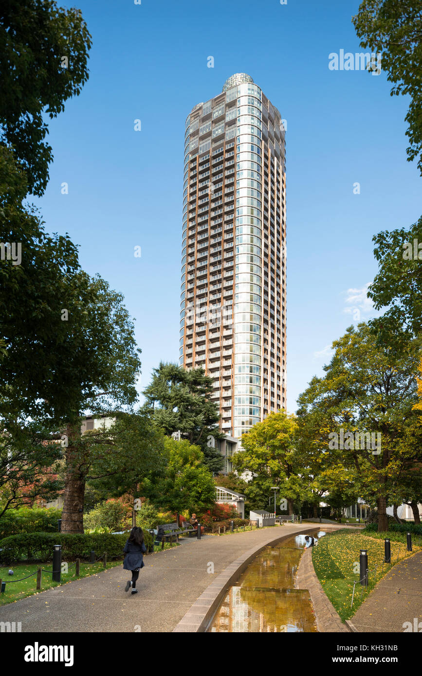 Park Court Akasak Hikokicho la torre, visto dal giardino di Midtown, Roppongi, Tokyo, Giappone Foto Stock