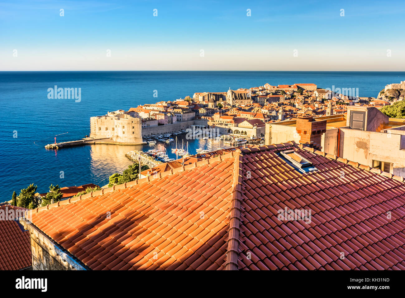 Vista aerea a città costiera di Dubrovnik, famoso in tutto il mondo luogo in Europa, Mediterraneo. Foto Stock