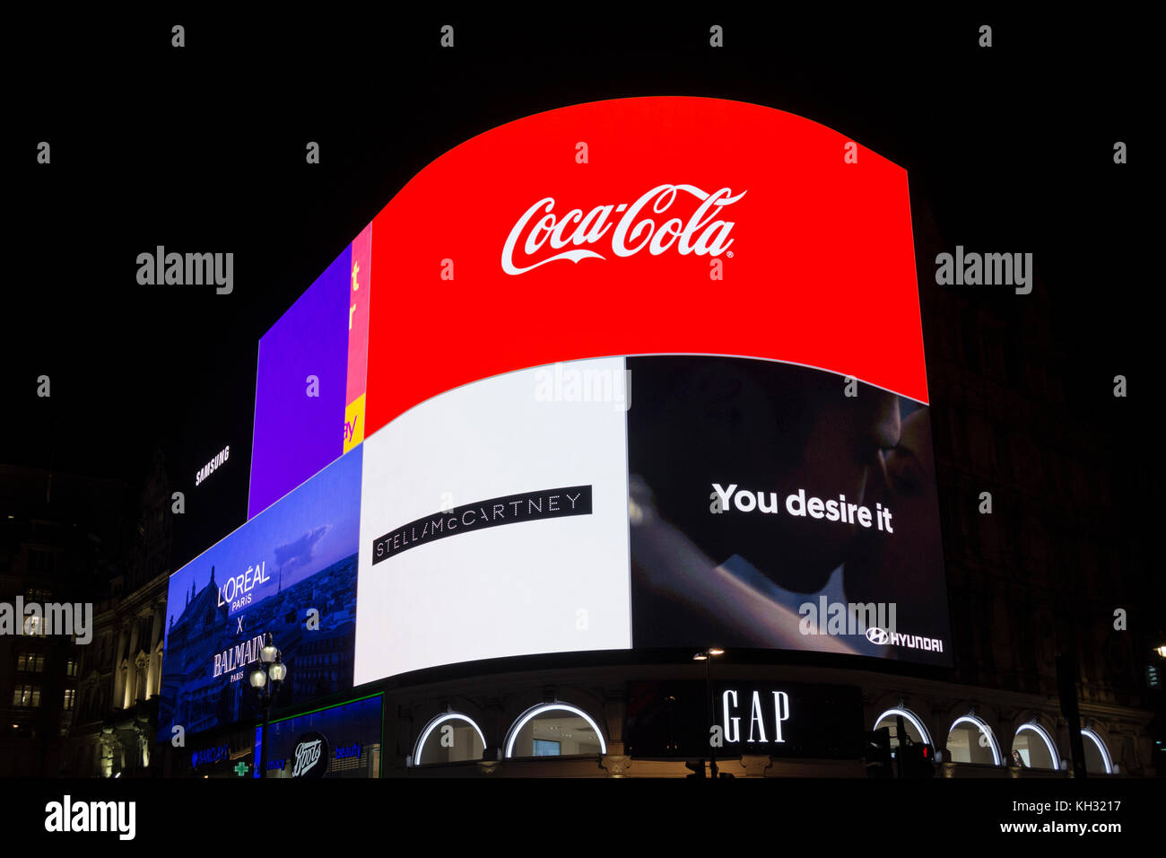 L'iconico luci di Piccadilly, ora sappiamo come la curva, hanno avuto un high-tech e di avanguardia e aggiornamento con il display a LED più grande in Europa. Foto Stock