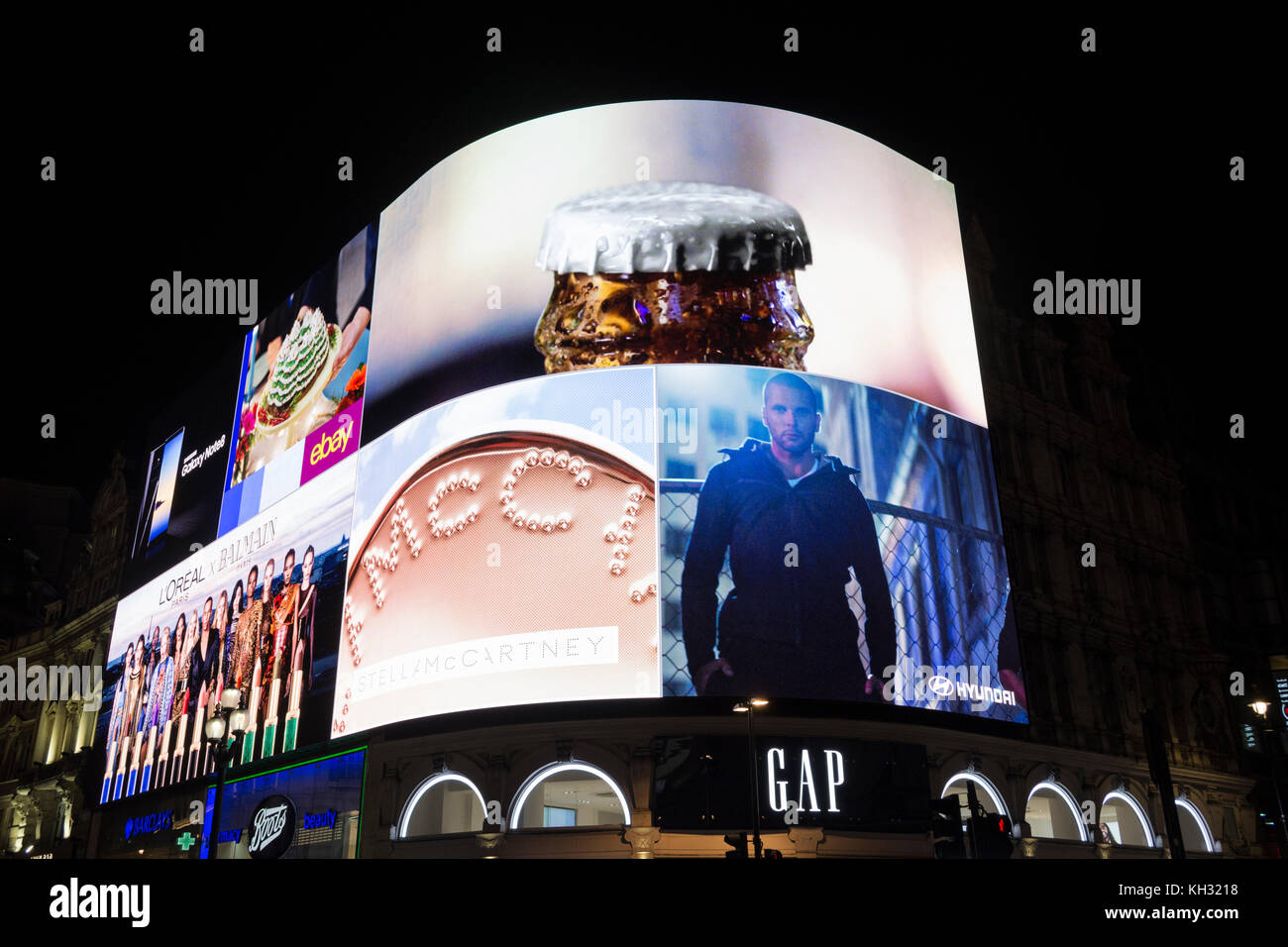 L'iconico luci di Piccadilly, ora sappiamo come la curva, hanno avuto un high-tech e di avanguardia e aggiornamento con il display a LED più grande in Europa. Foto Stock