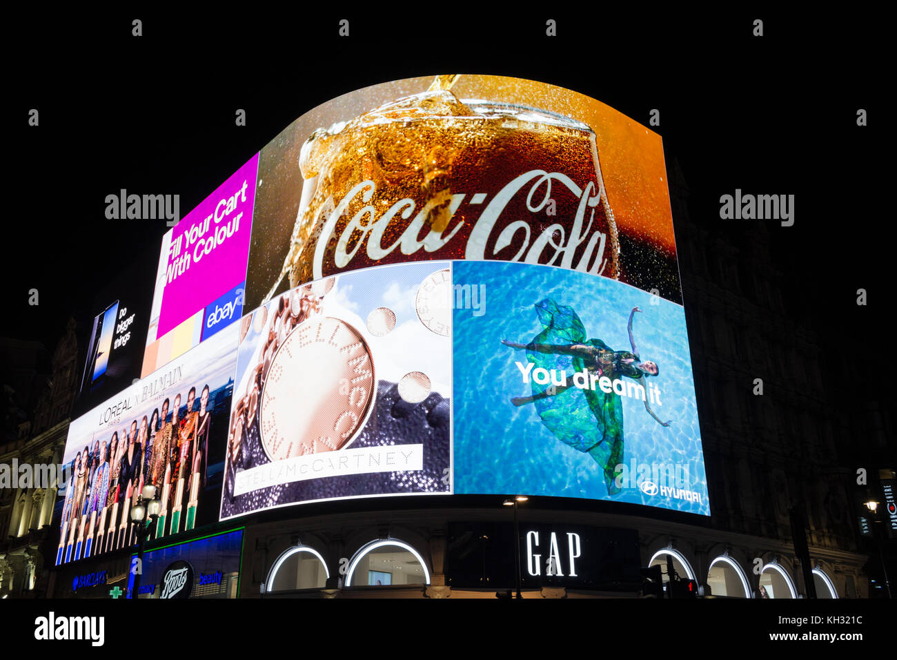 L'iconico luci di Piccadilly, ora sappiamo come la curva, hanno avuto un high-tech e di avanguardia e aggiornamento con il display a LED più grande in Europa. Foto Stock