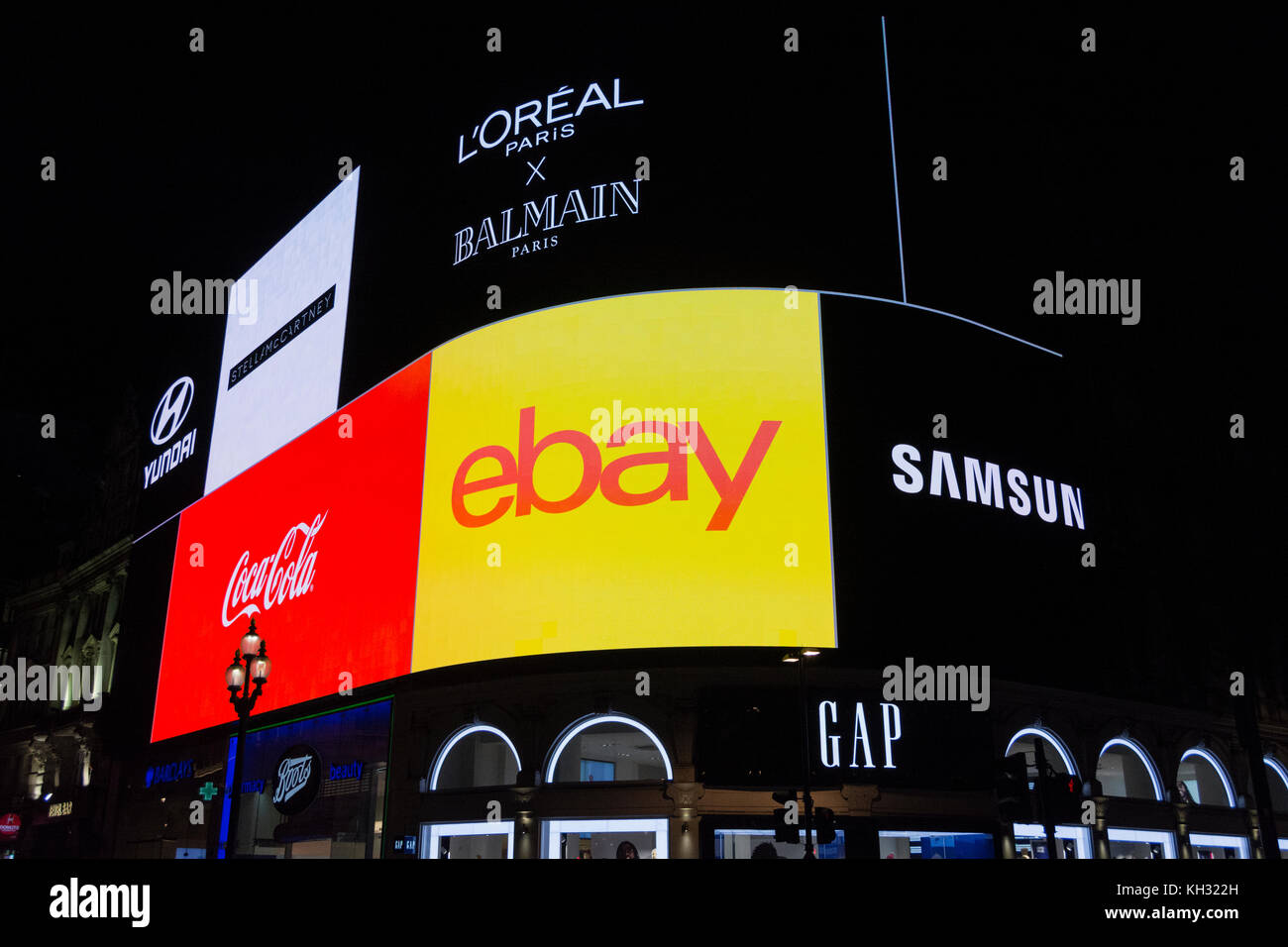 L'iconico luci di Piccadilly, ora sappiamo come la curva, hanno avuto un high-tech e di avanguardia e aggiornamento con il display a LED più grande in Europa. Foto Stock