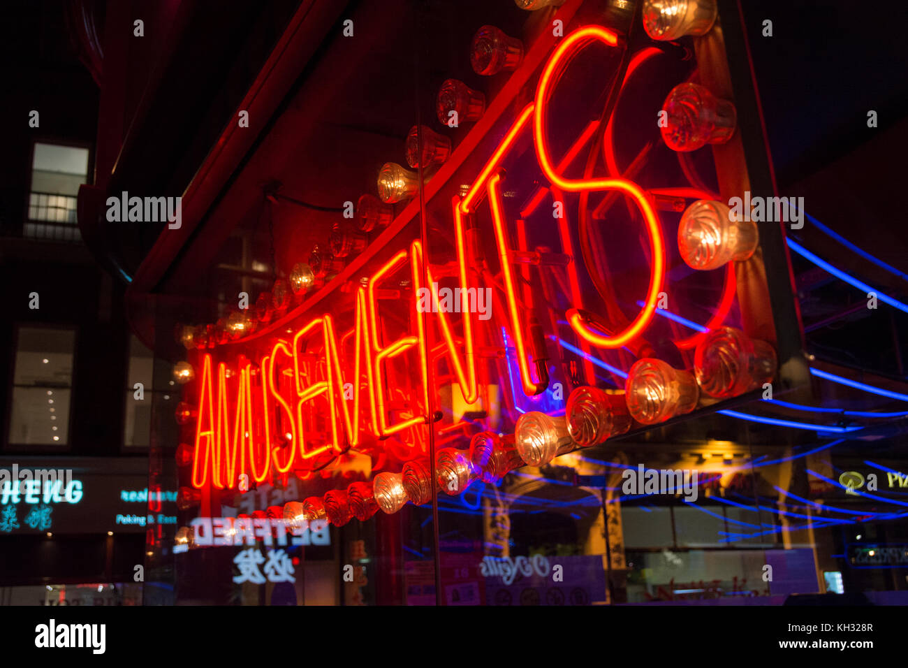 Una scritta al neon al di fuori di una sala giochi a Chinatown nel West End di Londra, Regno Unito Foto Stock