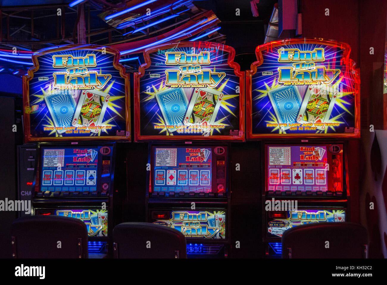 Trova le slot machine Lady in una sala giochi a Chinatown nel West End di Londra, Inghilterra, Regno Unito Foto Stock