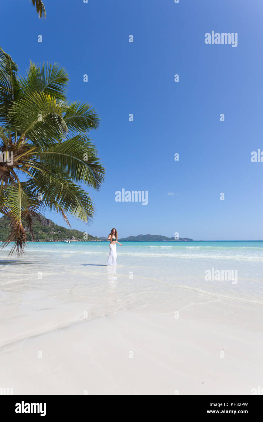 La donna ad Anse Volbert - Praslin - Seychelles - Africa Foto Stock