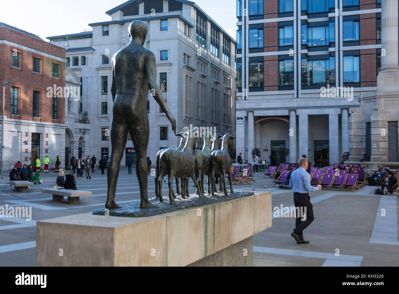Gregge, una scultura in bronzo di Dame Elisabeth Frink, in Paternoster square, accanto alla Cattedrale di St Paul, Londra, Regno Unito Foto Stock