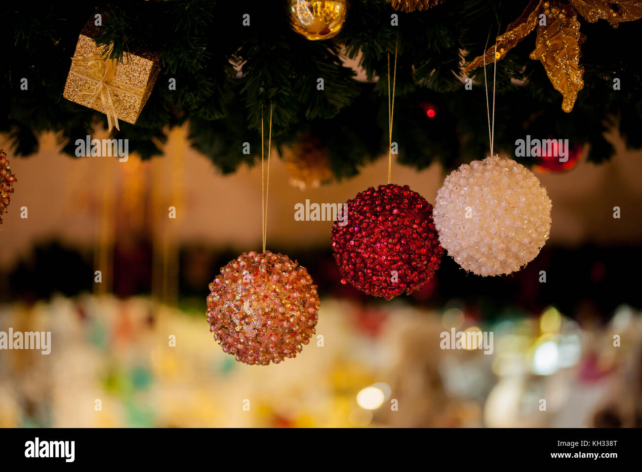 Sfondi Immagini Natalizie Bellissime.Bellissimo Albero Di Natale Decorato Con Uno Sfondo Con Pallina E Ornamenti Natalizi Sfocate Bokeh Home Foto Stock Alamy