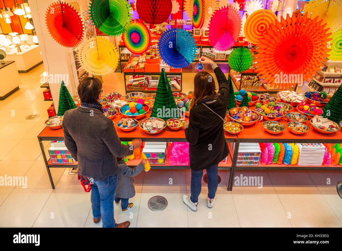 Una famiglia shopping per idee regalo di Natale presso il negozio Conran Marleybone High Street Londra Inghilterra REGNO UNITO Foto Stock