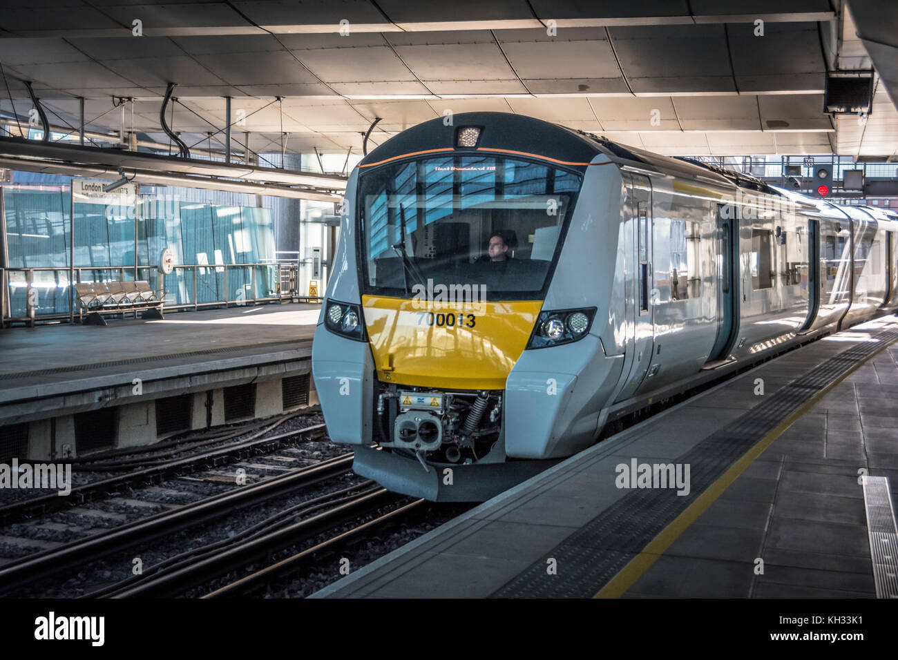 Un autista al controllo di un treno Thameslink Desiro City Classe 700, Blackfriars Rail Station, Londra, Inghilterra, Regno Unito Foto Stock