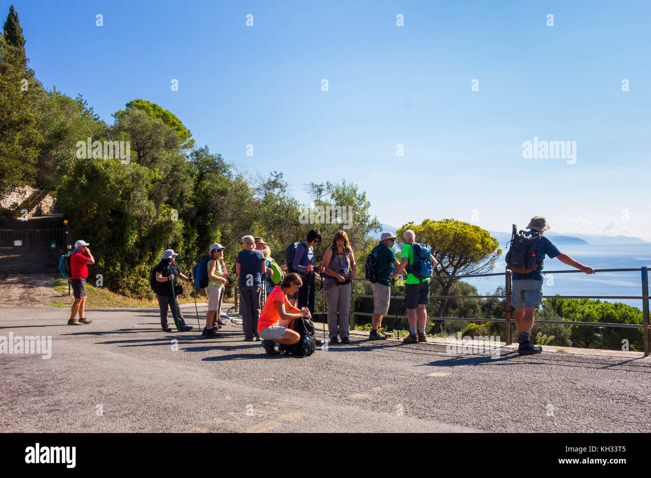 Un gruppo di escursionisti che affaccia sul mare Ligueian dal punto di vedetta lungo la Via Marinai d'Italia Santa Margherita Italia Foto Stock